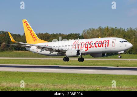 Mulhouse, Frankreich - 31. August 2019: Pegasus Airlines Boeing 737-800 Flugzeug am Flughafen Mulhouse (EAP) in Frankreich. Boeing ist ein US-amerikanisches Flugzeugmanufaktar Stockfoto