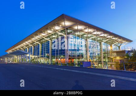 Mulhouse, Frankreich - 31. August 2019: Terminal des Flughafens EuroAirport Basel Mulhouse (EAP) in Frankreich. Stockfoto