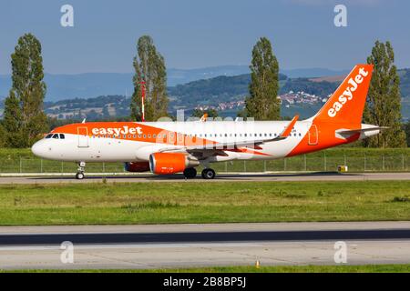 Mulhouse, Frankreich - 31. August 2019: EasyJet Airbus A320 Flugzeug am Flughafen Mulhouse (EAP) in Frankreich. Airbus ist ein europäischer Flugzeughersteller mit Sitz Stockfoto