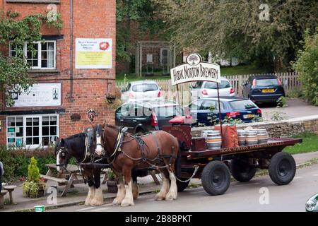 Brauereipferde liefern auch Bier vom Peartree Inn Hook Norton Stockfoto