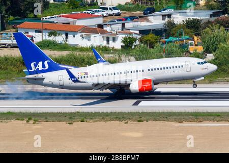 Skiathos, Griechenland - 27. Juli 2019: SAS - Scandinavier Airlines Boeing 737-700 Flugzeug am Flughafen Skiathos (JSI) in Griechenland. Boeing ist eine amerikanische Fluggesellschaft Stockfoto