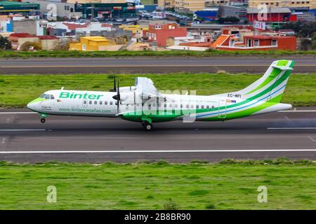 Spanien - 25. November 2019: Flugzeug Binter Canarias ATR 72-600 auf dem Flughafen Tenera-Nord (TFN) in Spanien. Stockfoto