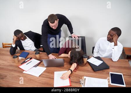 Junge glückliche Geschäftsleute arbeiten in modernen Büros und multiethnischen Teamarbeit zusammen Stockfoto