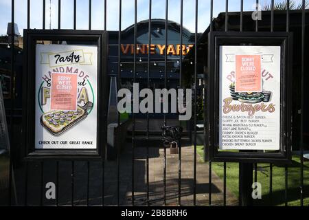 Ein geschlossener geschlossener geschlossener Vineyard Pub an der Upper Street, Islington, London, wie der Premierminister Boris Johnson Restaurants, Cafés, Pubs, Bars, Turnhallen und Freizeitzentren sagte zu schließen, während er die Öffentlichkeit dazu aufbat, zu Hause zu bleiben. Bilddatum Samstag, 21. März 2020. Siehe PA Story HEALTH Coronavirus. Der Fotowrief sollte lauten: Jonathan Brady/PA Wire Stockfoto