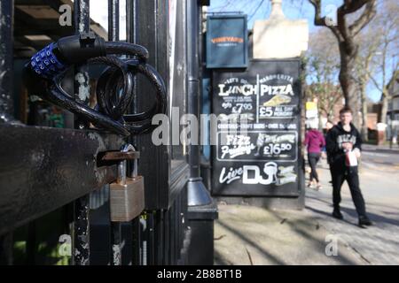 Ein geschlossener geschlossener geschlossener Vineyard Pub an der Upper Street, Islington, London, wie der Premierminister Boris Johnson Restaurants, Cafés, Pubs, Bars, Turnhallen und Freizeitzentren sagte zu schließen, während er die Öffentlichkeit dazu aufbat, zu Hause zu bleiben. Bilddatum Samstag, 21. März 2020. Siehe PA Story HEALTH Coronavirus. Der Fotowrief sollte lauten: Jonathan Brady/PA Wire Stockfoto