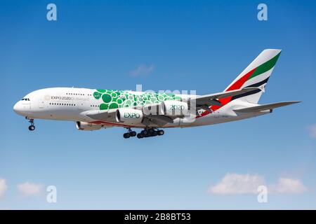 Los Angeles, Kalifornien - 12. April 2019: Emirates Airbus A380-800 Flugzeug am Los Angeles International Airport (LAX) in Kalifornien. Stockfoto