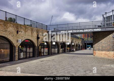 Die Verkaufsfläche des Coal Drops Yard liegt in der Nähe des Regents Park Kanals und Kings Cross Stockfoto