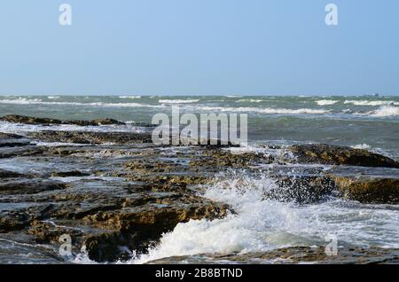 Die Küste des Kaspischen Meeres bei stürmischem Wetter am Abend, Aserbaidschan, Baku Stockfoto