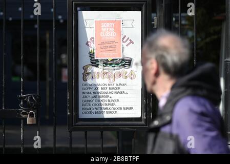 Ein geschlossener geschlossener geschlossener Vineyard Pub an der Upper Street, Islington, London, wie der Premierminister Boris Johnson Restaurants, Cafés, Pubs, Bars, Turnhallen und Freizeitzentren sagte zu schließen, während er die Öffentlichkeit dazu aufbat, zu Hause zu bleiben. Bilddatum Samstag, 21. März 2020. Siehe PA Story HEALTH Coronavirus. Der Fotowrief sollte lauten: Jonathan Brady/PA Wire Stockfoto