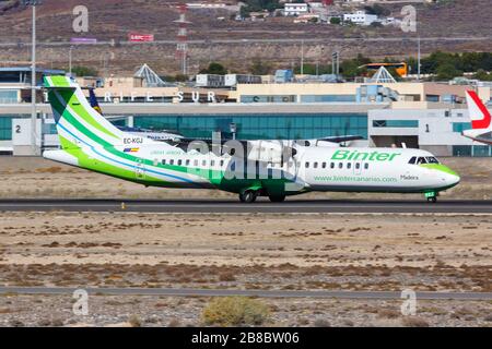 Teneriffa, Spanien - 23. November 2019: Binter ATR 72-500 Flugzeug am Flughafen Teneriffa Süd (TFS) in Spanien. Stockfoto
