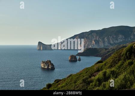 Pan di Zucchero faraglione, ein großer Felsen in der Nähe von Masua, Sardinien, Italien Stockfoto