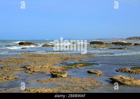 Die Küste des Kaspischen Meeres bei stürmischem Wetter am Abend, Aserbaidschan, Baku Stockfoto