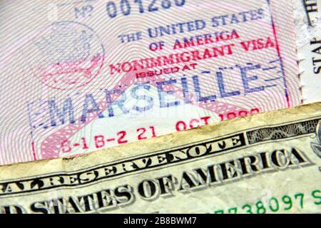 In dieser Abbildung ist ein auf einem französischen Pass gestempeltes amerikanisches Visum dargestellt.US-Behörden setzen die Ausstellung von Visa in mehreren Ländern der Welt wegen der Pandemie von Coronavirus aus. Stockfoto