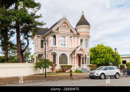Viktorianisches Haus aus dem späten 19. Jahrhundert mit dem Namen "Pink Lady" in Eureka, Kalifornien, USA. Es ist heute ein Feriendomizil. Stockfoto