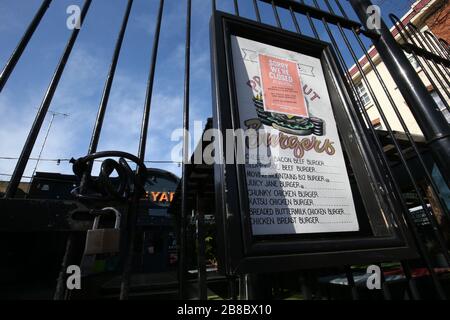 Ein geschlossener geschlossener geschlossener Vineyard Pub an der Upper Street, Islington, London, wie der Premierminister Boris Johnson Restaurants, Cafés, Pubs, Bars, Turnhallen und Freizeitzentren sagte zu schließen, während er die Öffentlichkeit dazu aufbat, zu Hause zu bleiben. Bilddatum Samstag, 21. März 2020. Siehe PA Story HEALTH Coronavirus. Der Fotowrief sollte lauten: Jonathan Brady/PA Wire Stockfoto