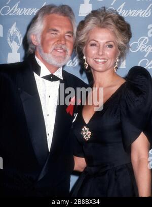 ***DATEIFOTO*** Kenny Rogers ist mit 81 vergangen. Kenny Rogers und Frau Mariannes ca. 1990er Foto von Michael Ferguson/PHOTOlink/MediaPunch Stockfoto