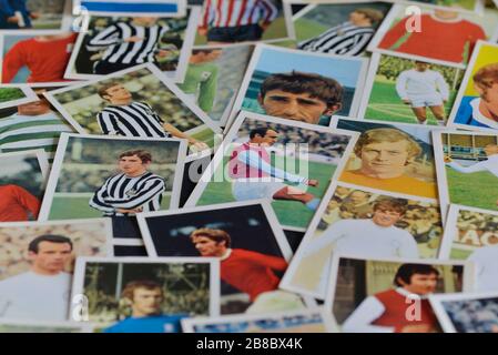 Eine Auswahl der wunderbaren Welt der Fußballstars in Aktion Fußballspielerkarten von FKS Publishers. UK.1970er Jahre Stockfoto