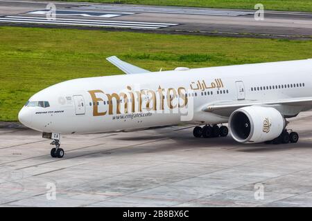 Mahe, Seychellen - 3. Februar 2020: Emirates Boeing 777-300er Flugzeug am Flughafen Mahe (SEZ) auf den Seychellen. Boeing ist ein amerikanisches Flugzeugmanufa Stockfoto