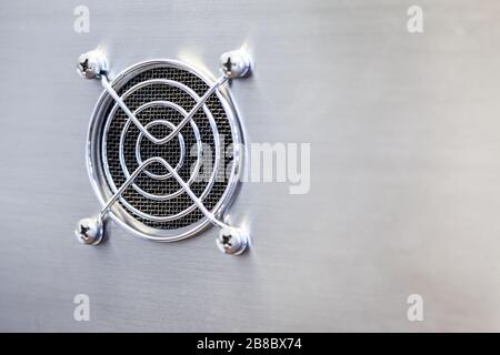 Nahgeflecht mit runden Schutzelementen befindet sich auf dem Metallgehäuse eines großen Computers für den Bergbau und eines medizinischen Komplexes. Werbefläche. Pla Stockfoto