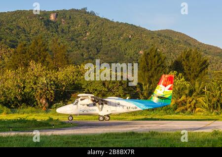 Praslin, Seychellen - 5. Februar 2020: Air Seychelles DHC-6-400 Twin Otter Airplane am Flughafen Praslin (PRI) auf den Seychellen. Stockfoto