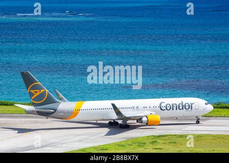 Mahe, Seychellen - 8. Februar 2020: Condor Boeing 767-300er Flugzeug am Flughafen Mahe (SEZ) auf den Seychellen. Boeing ist eine US-amerikanische Flugzeugmanufakturen Stockfoto