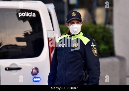 Vendrell, Spanien. März 2020. Ein Polizeibeamter, der eine Gesichtsmaske und chirurgische Handschuhe als Vorsichtsmaßnahme gegen die Ausbreitung von Coronavirus trägt, steht an einem Polizeikontrollpunkt.die örtliche Polizei in El Vendrell verhindert, dass Menschen aus anderen Städten zu ihrer Wohnung im Strandbereich kommen, um die Ausbreitung des Covid-19 Coronavirus zu verhindern. El Vendrell ist eine Stadt, die mit der Ankunft der Wochenenden im Frühling und Sommer ihre Bevölkerung durch die Wohnungen im Strandbereich verdoppelt, die im Besitz von Menschen aus anderen Städten sind. Credit: SOPA Images Limited/Alamy Live News Stockfoto