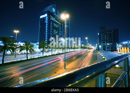 Riad, Saudi-Arabiens Hauptstadt und wichtigster Finanzstandort, King Fahad Road, nachts Stockfoto