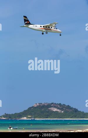 Praslin, Seychellen - 5. Februar 2020: Flugzeug ZIL Air Tecnam P2012 auf dem Flughafen Praslin (PRI) auf den Seychellen. Stockfoto