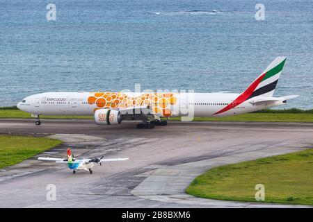 Mahe, Seychellen - 4. Februar 2020: Emirates Boeing 777-300er Flugzeug am Flughafen Mahe (SEZ) auf den Seychellen. Boeing ist ein amerikanisches Flugzeugmanufa Stockfoto