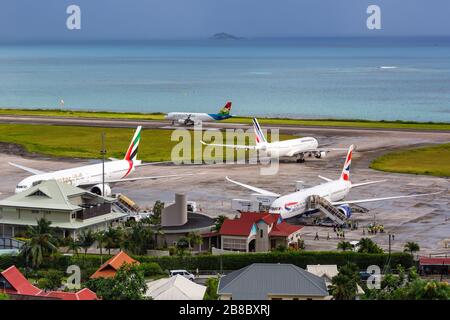 Mahe, Seychellen - 9. Februar 2020: Flugzeuge am Flughafen Mahe (SEZ) auf den Seychellen. Stockfoto