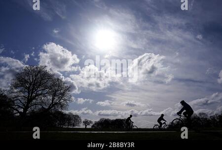 Radfahrer im Richmond Park am zweiten Tag des Astronomischen Frühlings, der am Tag der Frühlings-Equinox begann. Stockfoto