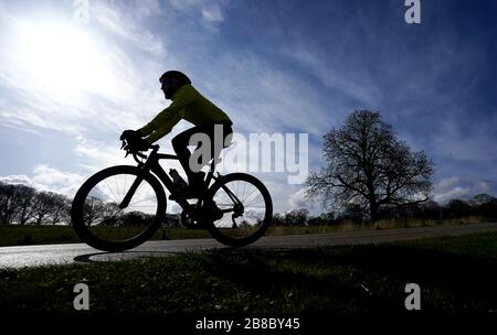 Radfahrer im Richmond Park am zweiten Tag des Astronomischen Frühlings, der am Tag der Frühlings-Equinox begann. Stockfoto