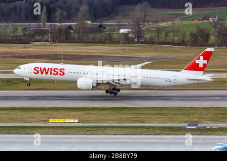 Zürich, Schweiz - 10. Februar 2020: Flugzeug der Swiss Air Lines Boeing 777 am Flughafen Zürich (ZRH) in der Schweiz. Boeing ist ein US-amerikanisches Flugzeugma Stockfoto