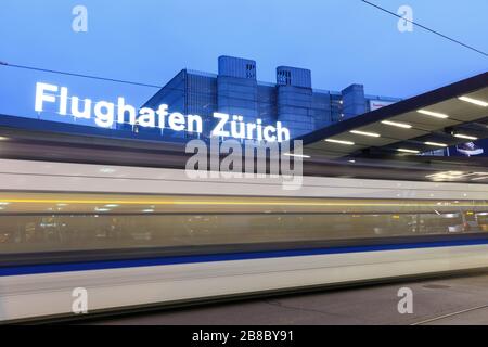 Zürich, Schweiz - 22. Februar 2018: Straßenbahn am Flughafen Zürich (ZRH) in der Schweiz. Stockfoto