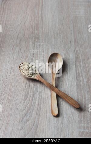 Maca Wurzelpulver in einem Holzlöffel, super Essen Stockfoto