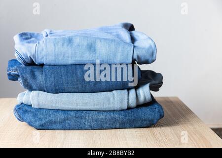 In einem Haufen gefaltete, blau gefärbte Jeans Stockfoto