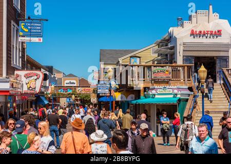 Geschäfte und Restaurants am Pier 39 in San Francisco, USA Stockfoto