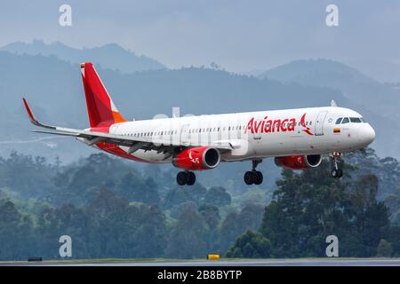 Medellin, Kolumbien - 27. Januar 2019: Flugzeug Avianca Airbus A321 auf dem Flughafen Medellin Rionegro (MDE) in Kolumbien. Airbus ist ein europäisches Flugzeugmanu Stockfoto