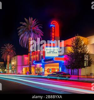 State Theatre und Multiplex, in Woodland, Kalifornien, USA, in der Nacht. Stockfoto