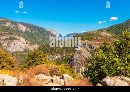 El Capitan und Half Dome im Yosemite National Park, Kalifornien, USA, aus der Ferne zu sehen Stockfoto