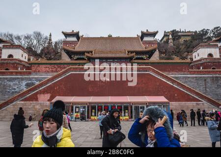 Touristen vor dem Blick auf den Komplex der vier großen Regionen - Mischung aus tibetischem und chinesischem Stil auf dem Langlebigkeitshügel in Yiheyuan - Sommerpalast, Peking, China Stockfoto