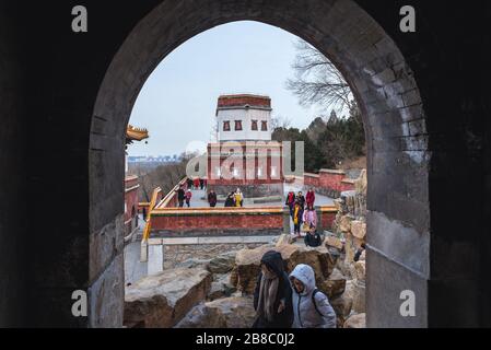 Touristen wandern durch den Komplex der vier großen Regionen, eine Mischung aus Tempel im tibetischen und chinesischen Stil auf dem Langlebigkeitshügel in Yiheyuan, Sommerpalast, Peking, China Stockfoto