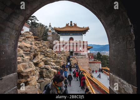 Touristen wandern durch den Komplex der vier großen Regionen, eine Mischung aus Tempel im tibetischen und chinesischen Stil auf dem Langlebigkeitshügel in Yiheyuan, Sommerpalast, Peking, China Stockfoto