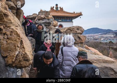 Touristen wandern durch den Komplex der vier großen Regionen, eine Mischung aus Tempel im tibetischen und chinesischen Stil auf dem Langlebigkeitshügel in Yiheyuan, Sommerpalast, Peking, China Stockfoto