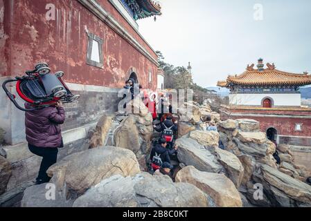 Touristen wandern durch den Komplex der vier großen Regionen, eine Mischung aus Tempel im tibetischen und chinesischen Stil auf dem Langlebigkeitshügel in Yiheyuan, Sommerpalast, Peking, China Stockfoto