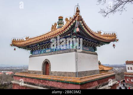 Eines der Gebäude des Vier Großen Regionskomplexes - Mischung aus Tempel im tibetischen und chinesischen Stil auf Dem Langlebigkeitshügel im Sommerpalast in Peking, China Stockfoto