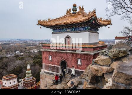 Eines der Gebäude des Vier Großen Regionskomplexes - Mischung aus Tempel im tibetischen und chinesischen Stil auf Dem Langlebigkeitshügel im Sommerpalast in Peking, China Stockfoto