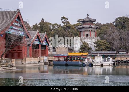 Kleiner Hafen am Kunming-See, zentraler See von Yiheyuan - Sommerpalast, ehemaliger imperialer Garten in Peking, China Stockfoto