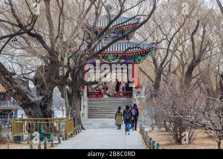 Traditionelle Gartenlaube auf einer Brücke auf dem West Causeway über den Kunming Lake in Yiheyuan - Sommerpalast, ehemaliger imperialer Garten in Peking, China Stockfoto