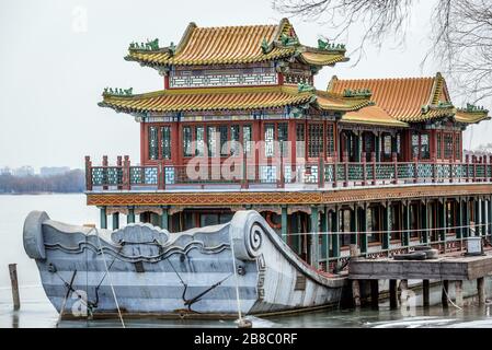 Großes Boot auf einem Kunming-See im Sommerpalast, ehemaliger imperialer Garten in Peking, China Stockfoto